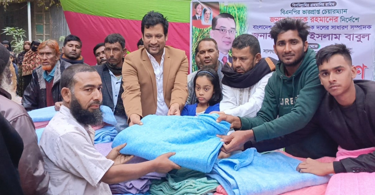 সালথায় শহীদুল ইসলাম বাবুল এর পক্ষ থেকে শীতবস্ত্র বিতরণ 